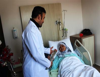 Özel Lokman Hekim Van Hastanesi’nden Hasta Kadın ve Kadın Personellerine Gül Dağıttı