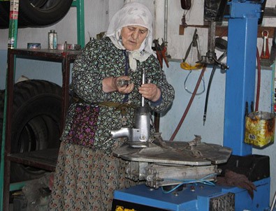 'Vesile Nine' 35 yıldır lastik tamir ediyor
