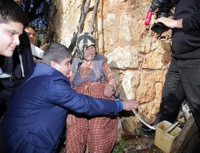 66 Yıl Sonra Evine Su Getirilen Fatma Nine, Hizmetin Simgesi Oldu