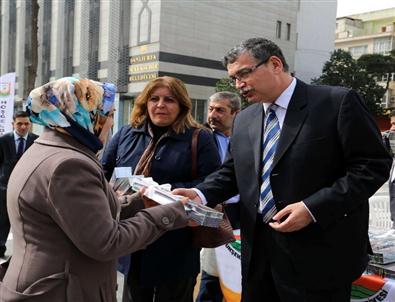 Başkan Güvenç'in Eşi Kadınlara Çiçek Dağıttı