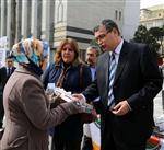 ROJİN - Başkan Güvenç'in Eşi Kadınlara Çiçek Dağıttı