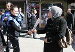 DİYARBAKIR EMNİYET MÜDÜRLÜĞÜ - Diyarbakır’da Polis 8 Mart’ta Karanfil ve Broşür Dağıttı