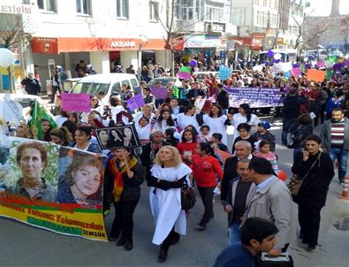 Kadın ve Erkekler Kadına Şiddete Hayır İçin Yürüdü