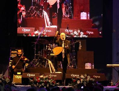 Onur Akın İzmir’de Kadınlar İçin Söyledi