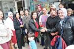 EMEKÇİ KADINLAR - Ak Kadınlar 8 Mart'ta Karanfil Dağıttı