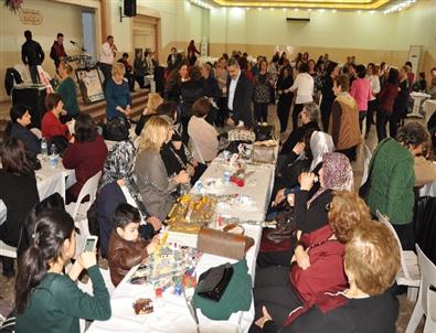 Başkan Alıcık Bayanlara ‘karanfil’ Hediye Etti