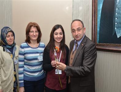 Başkan Üzülmez’den Çiçekli Kutlama