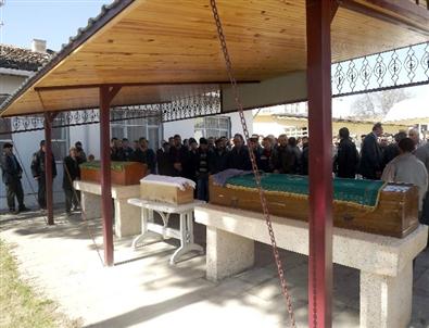 Kazada Hayatını Kaybeden Aile, Toprağa Verildi