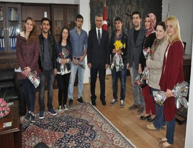 Sandıklı’da Üniversite Öğrencileri '8 Mart Dünya Kadınlar Günü'Nü Halka Çiçek Dağıtarak Kutladı
