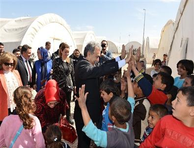 Vali Büyük, Eşiyle Birlikte Suriyeli Mültecilerin Kadınlar Gününü Kutladı