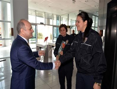 Vali Çakacak'tan Kadın Personele Karanfil