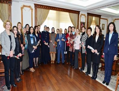 Vali Şentürk'den Kadınlara Karanfilli Mesai Başlangıcı