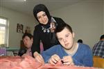 AHŞAP OYUNCAK - Engelli Gençler Hem Meslek Öğreniyor, Hem Para Kazanıyor