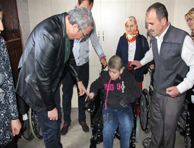 İki Engelliye Akülü Tekerlekli Sandalye