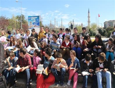 Öğrenciler Edirne'de Atatürk Anıtı Önünde Kitap Okudu