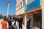 GİYİM MAĞAZASI - Niksar'da Bin Öğrenciye Giysi Yardımı Yapıldı
