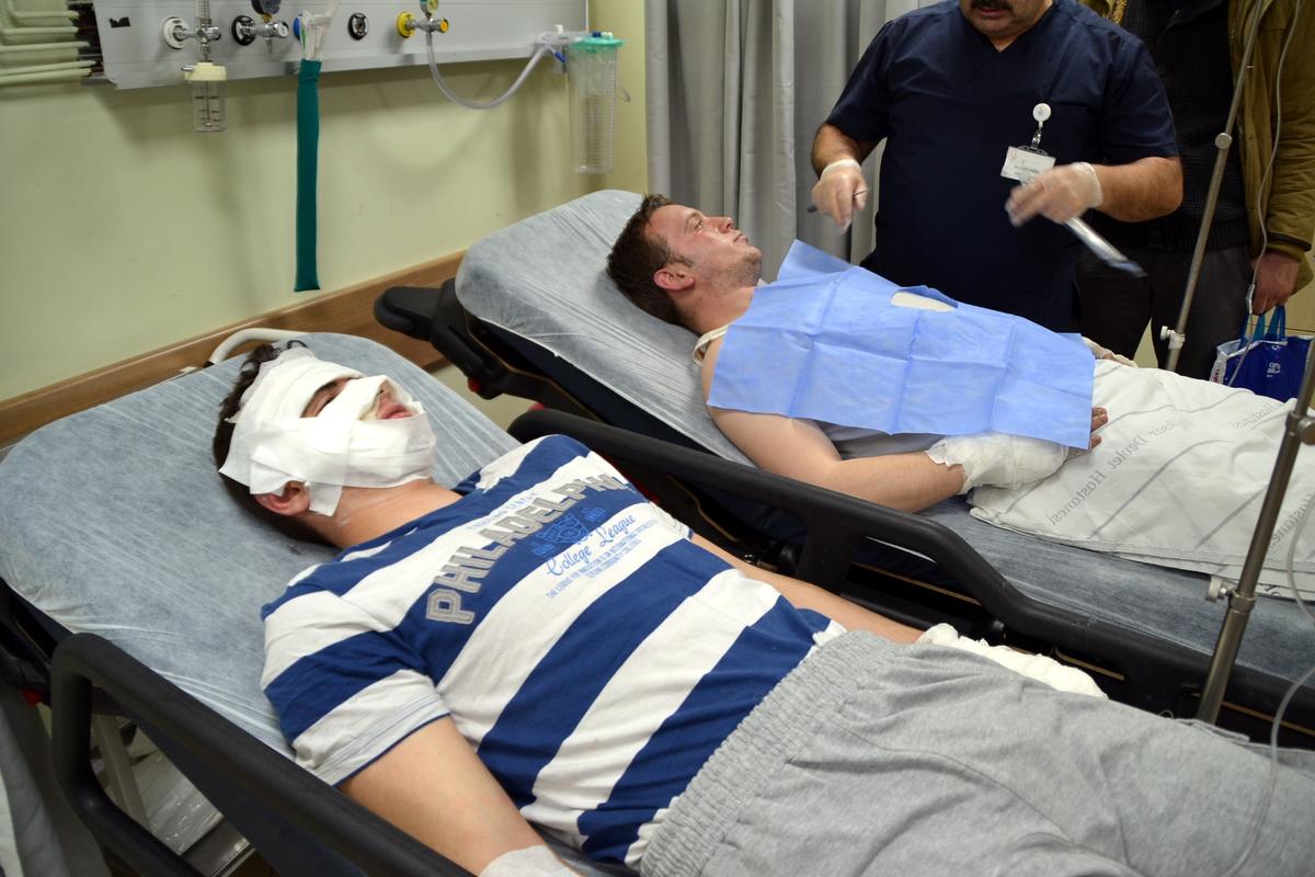 Isınmak için yaktıkları ateşe benzin dökünce yaralandılar