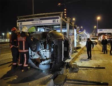 İstanbul'da araç metrobüs durağına daldı
