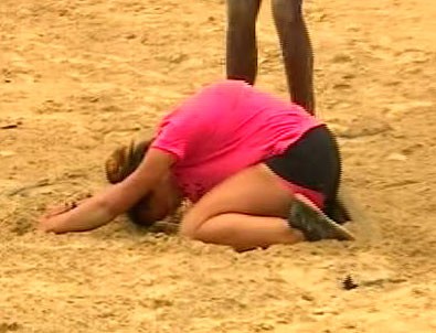 Merve Aydın düştü, acılar içinde yerde kıvrandı