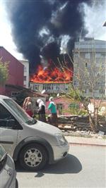 Ataşehir’de Bir Binanın Çatı Katında Yangın