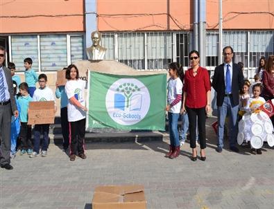 Bu Defile Başka Defile