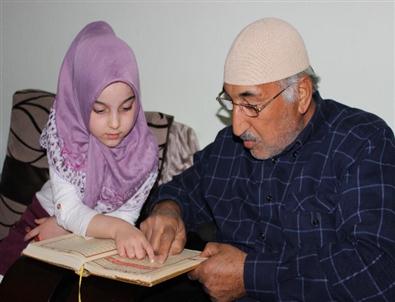 Altı Yaşındaki İkbal Dedesine Kur’an Okumayı Öğretti