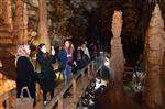 TURİST KAFİLESİ - Karaca Mağarası'nda Sezonun İlk Turist Kafilesi Çiçek ve Tatlıyla Karşılandı