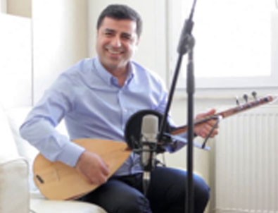Demirtaş seçim şarkısına bağlamasıyla eşlik etti