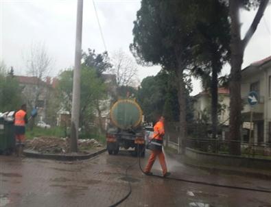 İzmit Belediyesi Yolları Kirletenlere Temizletiyor