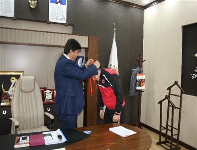 Başkan Sertoğlu, Ertürk'ü Altınla Ödüllendirdi