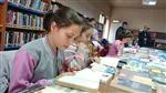Öğrenciler Kitap Okudu