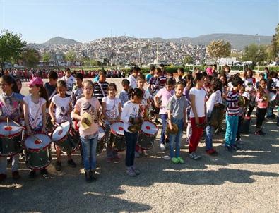 İzmir'de Bin 230 Çocuk 'Atam İzindeyiz' Yazacak