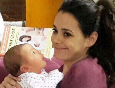 Özgü Namal oğlu Nefes'le poz verdi