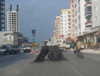 İLGİNÇ GÖRÜNTÜ - Hortum taşıyan motosiklet sürücüsü pes dedirtti