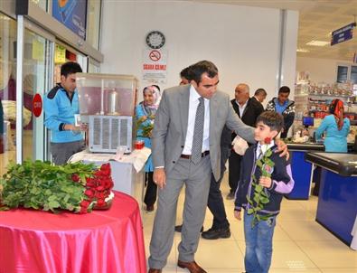 Esenlik’ten Müşterilerine Şerbet ve Gül