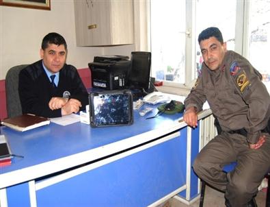 Jandarma Yolda Bulduğu Bilgisayarı Polise Teslim Etti