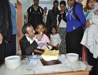 23 Nisan’ı Hastanede Pasta Keserek Kutladılar