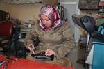 AYAKKABI TAMİRCİSİ - 3 Çocuk Annesi Kadın 17 Yıldır Ayakkabı Tamiri Yapıyor