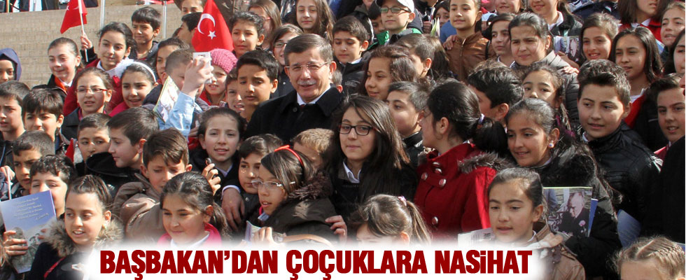 Başbakan Davutoğlu'ndan Anıtkabir'de çoçuklara nasihat