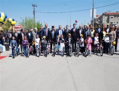 Biga Fenerbahçeliler Derneği Çocuklara Bisiklet Dağıttı