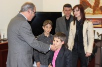 Bayrağı Öpen Çocuktan Büyükerşen’e Ziyaret