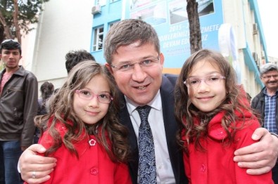 Denizli’de Çocuklara 5 Bin Uçurtma Hediye Edildi