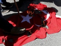 SÖZDE ERMENI SOYKıRıMı - Ermeniler Türk bayrağını yaktı