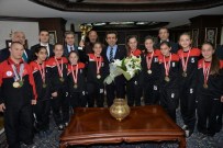 KOCAELİ VALİSİ - Yıldızlar Bayan Futsal Türkiye Şampiyonları Vali Güzeloğlu’nu Ziyaret Etti