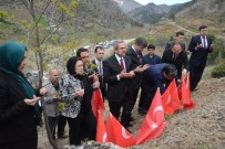 FATMA GÜLDEMET - Ak Partili Adaylar, Ermenilerin Katlettiği 80 Şehidi Mezarları Başında Andı