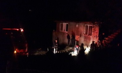 Alev Alan Minibüsten Sıçrayan Kıvılcım Evi Kül Etti