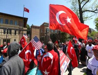 Azeri Vatandaş, Türk Bayrağını tek başına korudu