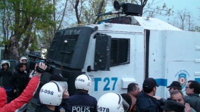 Kadıköy’de Yasadışı Pankart Açan Gruba Polis Müdahale Etti