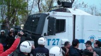 Kadıköy’de Yasadışı Pankart Açan Gruba Polis Müdahale Etti