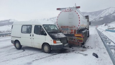 Kelkit’te Minibüs Akaryakıt Tankerine Çarptı: 3 Yaralı